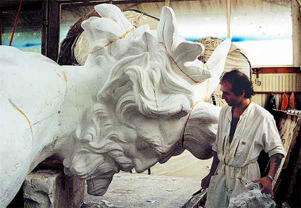 Le sculpteur à l'atelier